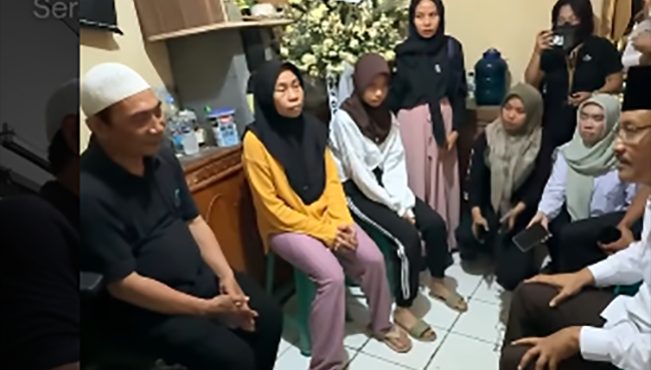 Keluarga alm Affan Kurniawan/Foto: Kemensos